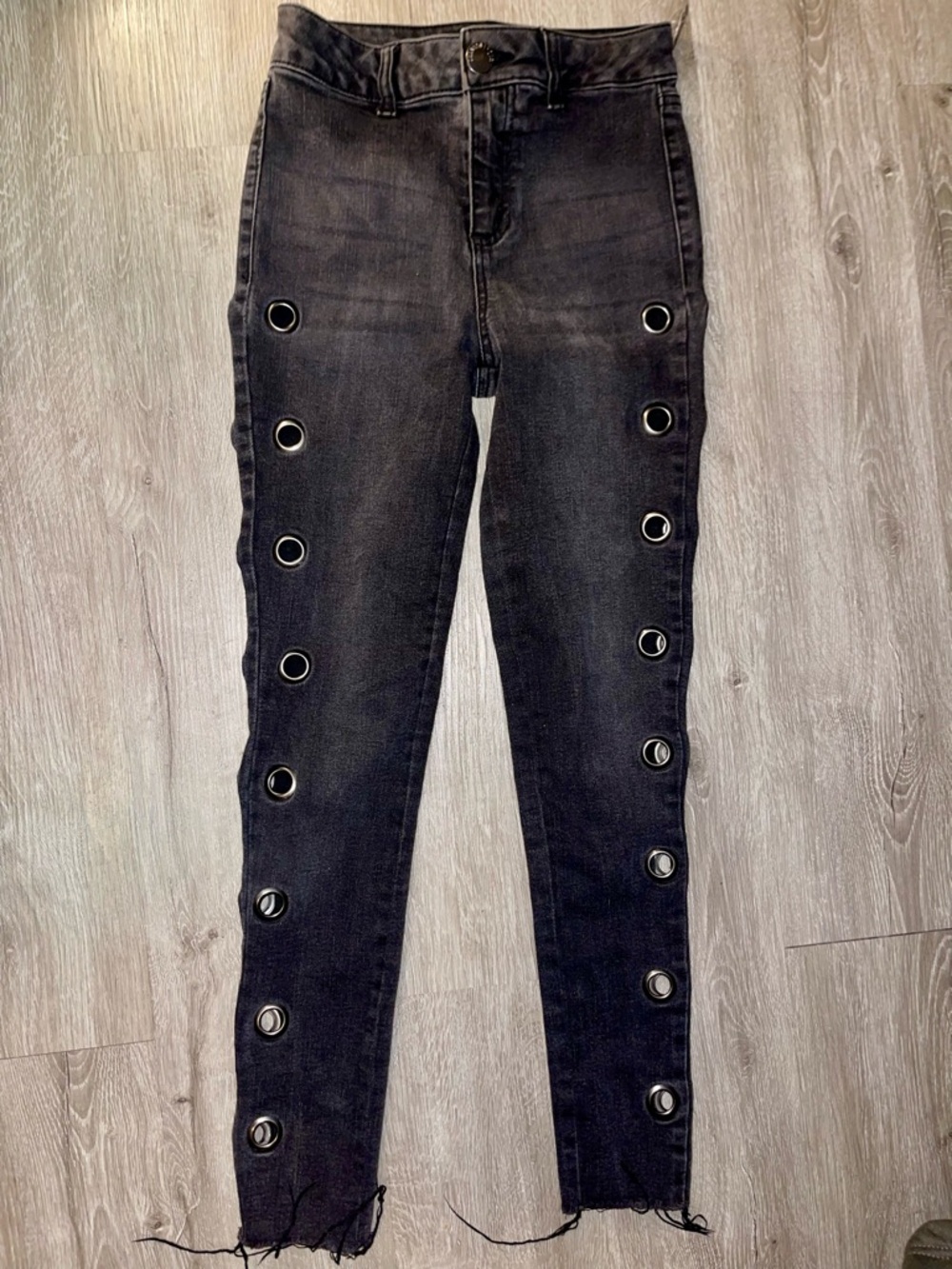 Fashion Nova Washed Black Grommet Skinny Jeans Size 0